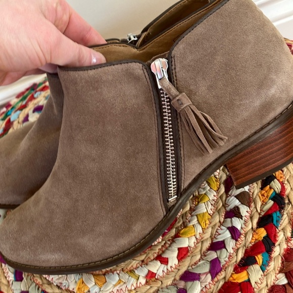 NWOT Vionic Serena Tan Suede Ankle Boots - Picture 5 of 7